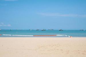 praia, oceano azul e cena do céu. foto