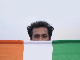 menino indiano patriótico com bandeira indiana foto