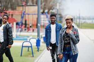 jovens amigos africanos da geração do milênio andando na cidade. negros felizes se divertindo juntos. conceito de amizade de geração z. foto