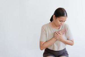 a mulher tem doença cardíaca e vai ao hospital urgente. foto