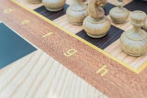 fragmento de tabuleiro de xadrez close-up. figuras de madeira foto