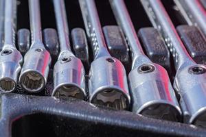 conjunto de chaves de soquete em um caso, close-up de ferramentas de trabalhadores, foco seletivo foto