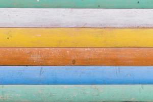 textura de fundo de madeira multicolorida. close-up de cerca colorida foto