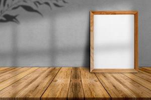 moldura de madeira em branco no piso de madeira tropical e parede de papel cinza, modelo simulado para adicionar seu conteúdo foto