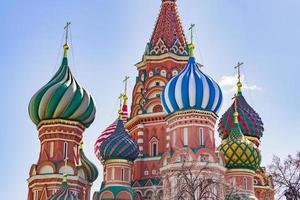 Catedral de São Basílio na Praça Vermelha de Moscou. cúpulas da catedral iluminada pelo sol foto