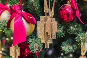 fundo de férias de natal e ano novo. árvore de natal decorada com laços e bolas vermelhas. conceito de celebração foto
