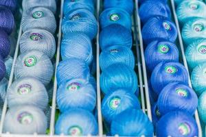 moscou, rússia, 2019 - stend de fios para tricô em uma loja. fundo de textura colorida foto