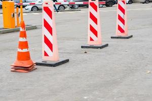 cones de trânsito no meio da rua. sinalização de segurança no trânsito e obras rodoviárias foto