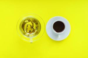 vista superior de diferentes bebidas - bebendo uma xícara de café e chá verde em backgeound amarelo.