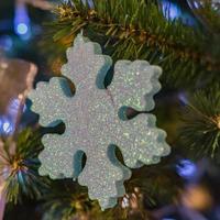 fundo de férias de natal e ano novo. árvore de natal decorada com floco de neve. conceito de celebração foto