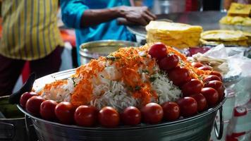 imagem de bhelpuri na rua indiana hd. foto