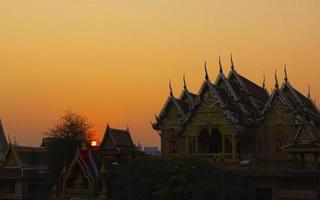 belo pôr do sol no templo laksi, tailândia foto