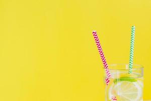limonada caseira com limão e hortelã em fundo amarelo colorido. coquetel de bebida fria de verão. copyspace foto