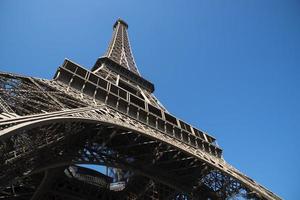 torre eiffel no fundo do céu azul foto