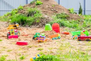 playground com transporte de brinquedos diferentes. caminhões e escavadeiras para brincar na areia foto