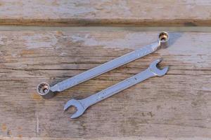 duas chaves de metal em fundo de madeira. conjunto de ferramentas de trabalho para manutenção e reparo foto