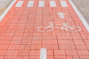 uma ciclovia para ciclista. sinal de bicicleta ou ícone na estrada no parque foto