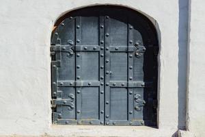 porta de ferro preto na casa velha. elemento de arquitetura antiga foto