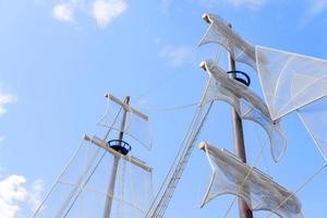 velas do barco contra o céu azul. foto