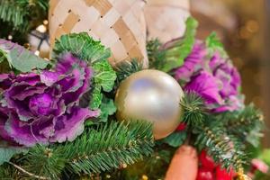 fundo de férias de natal e ano novo. árvore de natal decorada com bolas de ouro e repolho. conceito de celebração foto