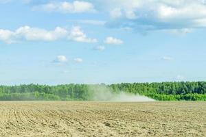 paisagem rural em dia ensolarado de verão. trabalhos agrícolas no campo foto