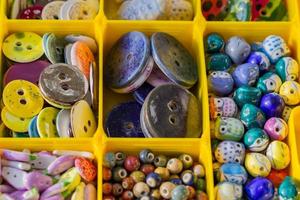 variedade de botões de cerâmica colorida e miçangas para fazer acessórios artesanais. foto