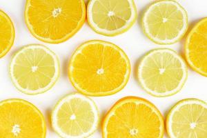 fatia de frutas cítricas, laranjas e limões em fundo branco foto