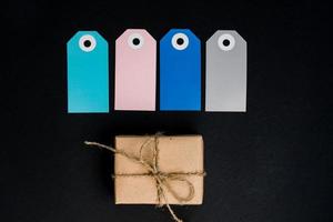 caixas de presente artesanais embrulhadas em papel ofício com etiqueta de cartão de papel azul e rosa, corda para decoração. foto