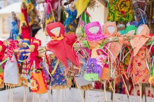 pequenas bonecas de carnaval na feira de rua - espantalho para queimar como símbolo da chegada da primavera. foto