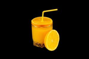 suco de laranja fresco e saudável em um copo com frutas cítricas isoladas em fundo preto foto