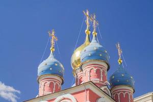 cúpula dourada e azul da igreja de st. george no fundo do céu azul em moscou rússia foto