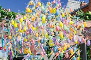 árvore de ovo de páscoa colorida. ovos brilhantes pendurados em galhos. foto