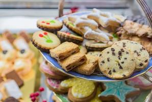 diferentes biscoitos saborosos em um prato na confeitaria. foto