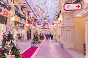 moscou, rússia, 2018 - árvores de natal e decorações de férias na loja de departamentos de goma na praça vermelha de moscou foto