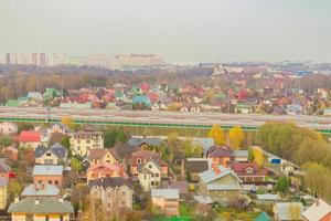 khimki, rússia, 2018 - vista real de uma parte da cidade de khimki com muitos edifícios no bairro no outono. paisagem urbana foto