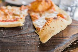 close-up de pizza de pepperoni na mesa de madeira, foco seletivo foto