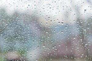 abstrato, vidro molhado de uma janela. pingos de chuva foto