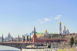 moscou, rússia, 2018 - vista do brige flutuante na catedral da anunciação e no kremlin de moscou foto