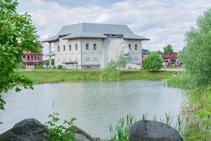 rússia, região de kaluga, 2018 - parque etnomir. etnográfico e parque-museu de diversões. trilha ao longo de hotéis étnicos foto