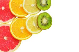 close-up de fatia cítrica, kiwi, laranjas e toranjas isoladas no fundo branco. cenário de frutas foto