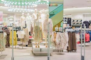 moscou, rússia, 2019 - manequins na vitrine exibem roupas de moda casual para mulheres em shopping center - venda, conceito de compras foto