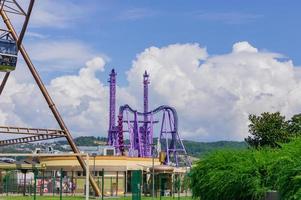 sochi, rússia, 2019 - vista para o sochi. grande roda gigante no parque de diversões e montanha-russa foto