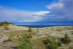 paisagem do mar do mar Báltico com dunas de areia costeiras do espeto da Curlândia. foto