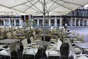 tel aviv israel 12 de julho de 2020 . mesa e cadeiras em um café em um parque da cidade foto