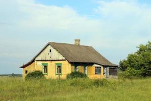 minsk bielorrússia 12 de junho de 2018. telhado de uma antiga casa de aldeia. foto