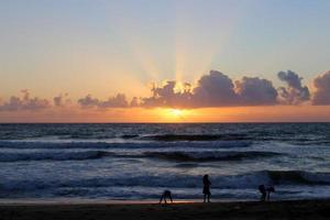 o sol se põe abaixo do horizonte no mar mediterrâneo no norte de israel. foto