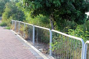 nahariya israel 1 de agosto de 2019 cerca em um parque da cidade nas margens do mar mediterrâneo. foto