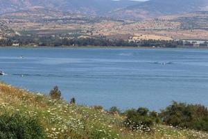 tiberias israel 8 de maio de 2020. lake kinneret é um lago de água doce no nordeste de israel. foto