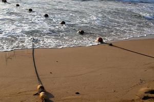 uma corda com flutuadores para garantir uma área de natação segura na praia. foto