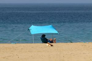 tenda turística na costa mediterrânica. foto